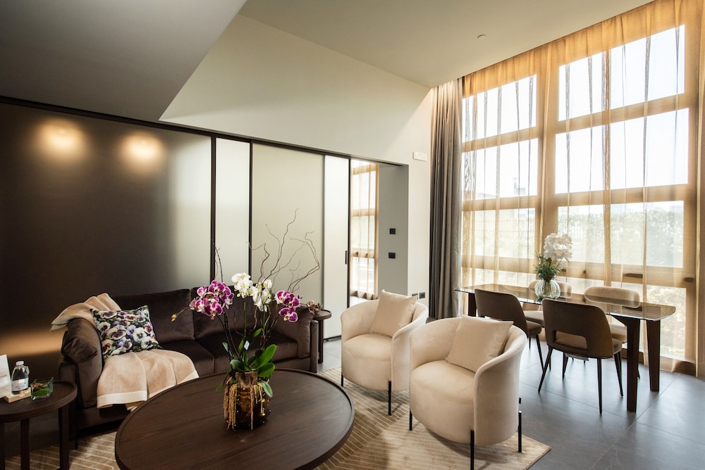 Gold Tower Lifestyle Hotel 40/60