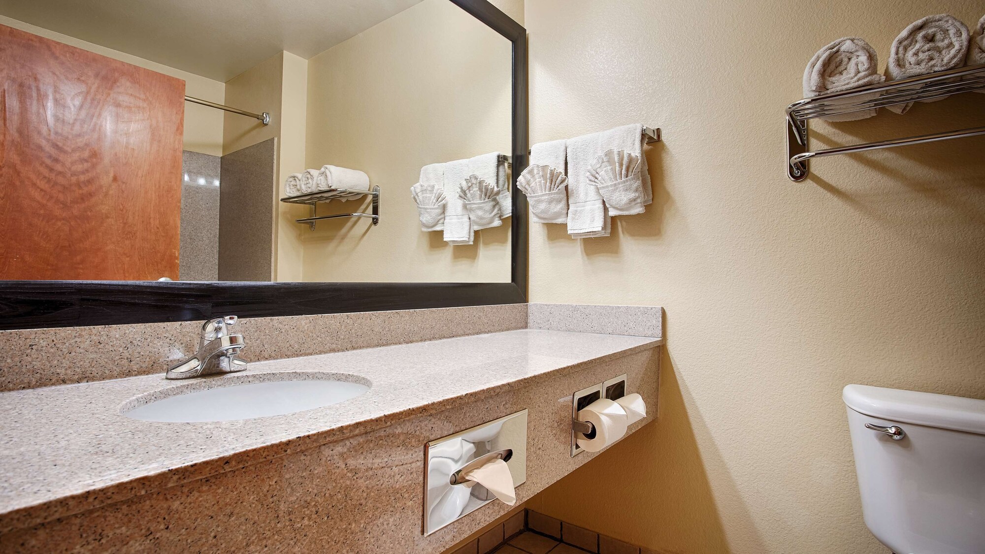 غرفة قياسية بسرير كينج مع أريكة للمدخنين، Best Western Plus Graham Inn 2/2