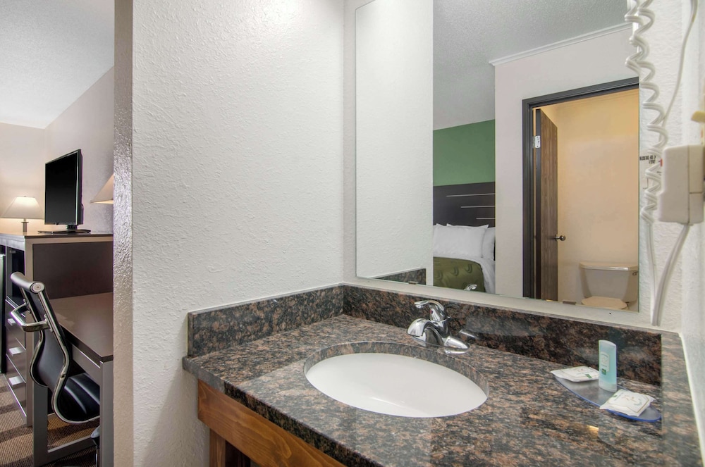 غرفة قياسية بسريرين كوين، Quality Inn Russell, KS 10/10