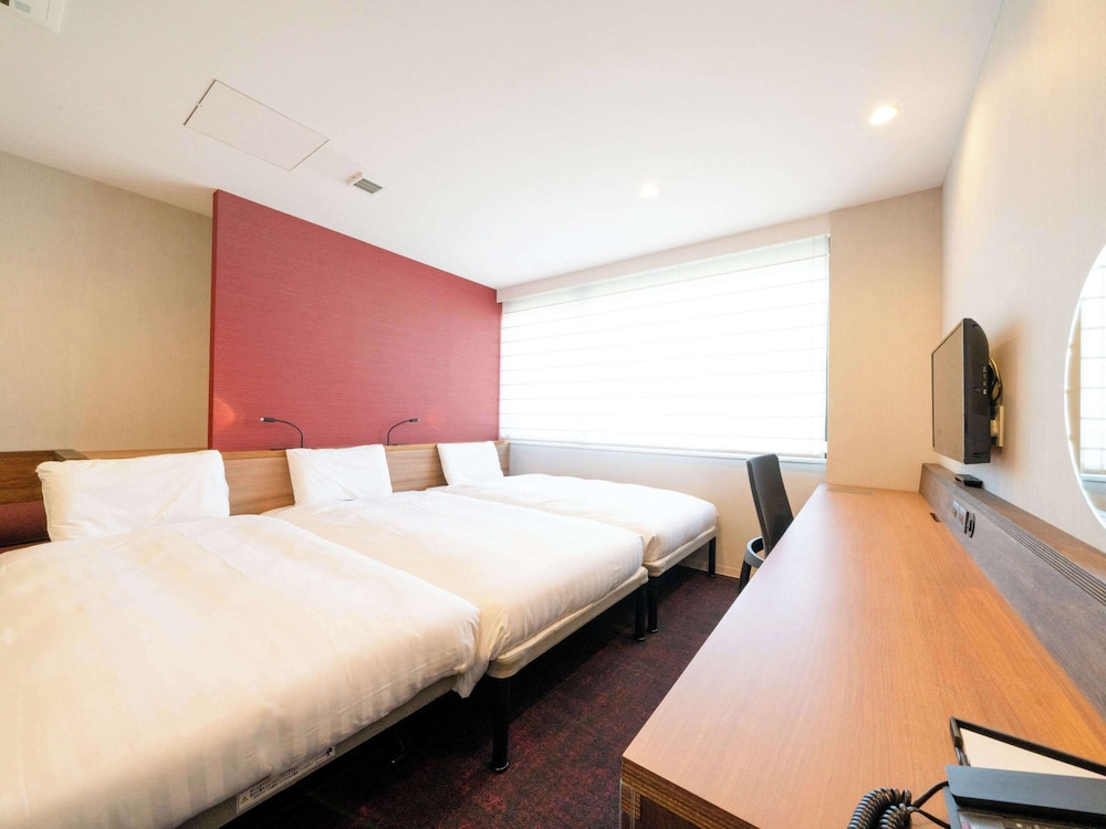 ROOM, 3 BEDS