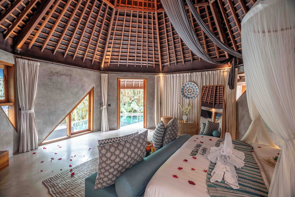 The Sender Pool Suite 23/50