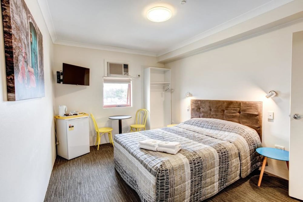2 BEDROOMS, FAMILY, SMALL