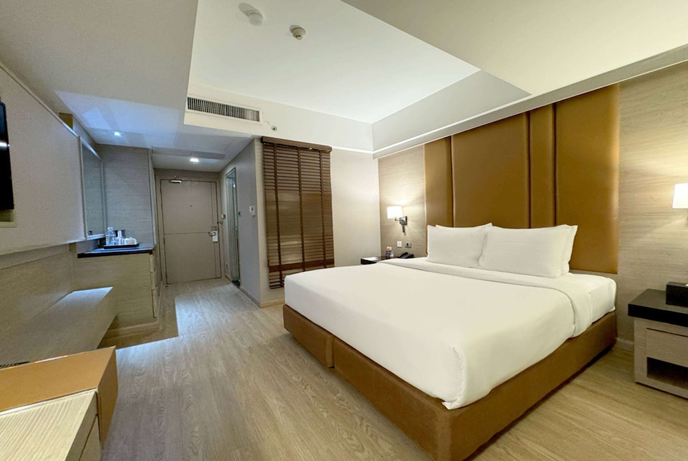 GRAND, DELUXE, TWIN BEDS, NO WINDOW