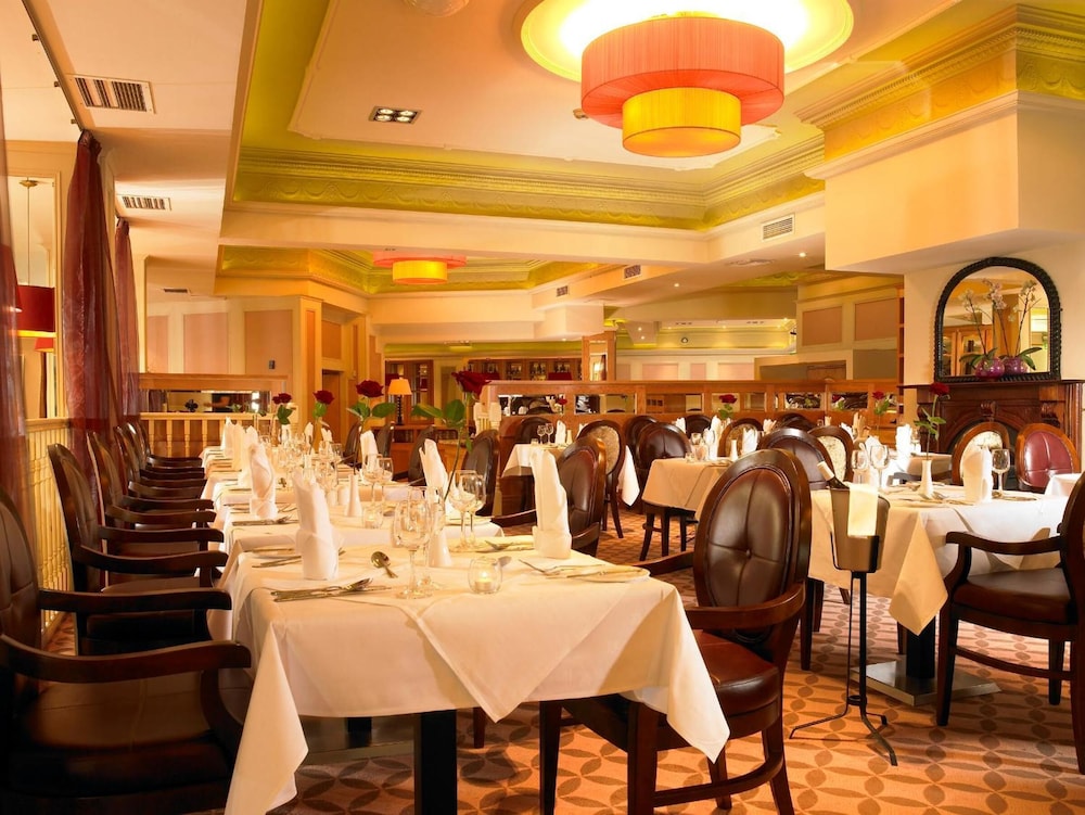 Castlecourt Hotel 42/54