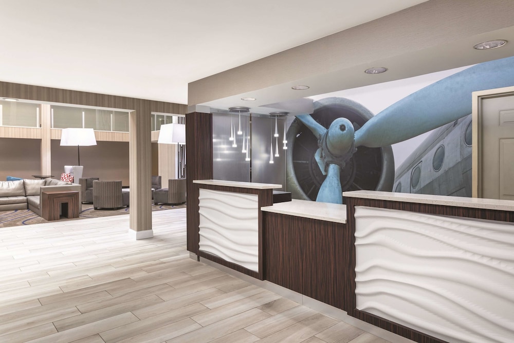 La Quinta Inn & Suites by Wyndham Atlanta Airport South 8/47