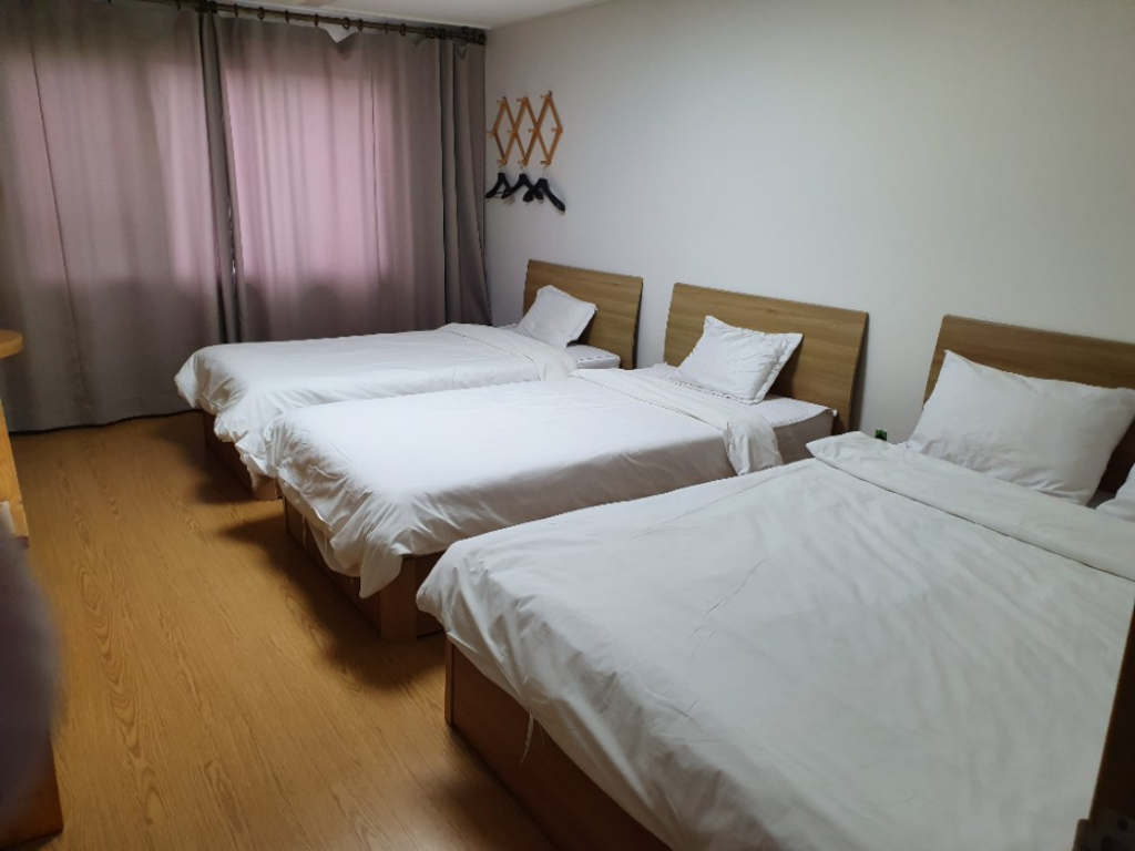Room, Single, 1 Double and 1 Single Bed