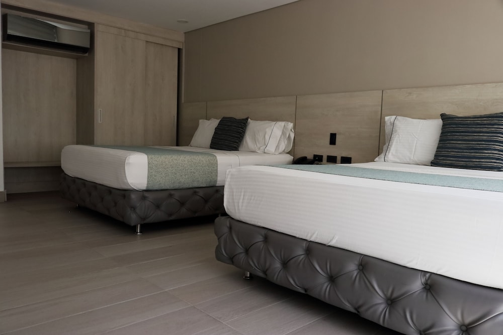 SUPERIOR, 2 QUEEN BEDS, HOT TUB