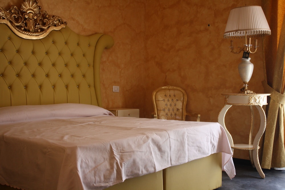 Pope's Suites 22/50