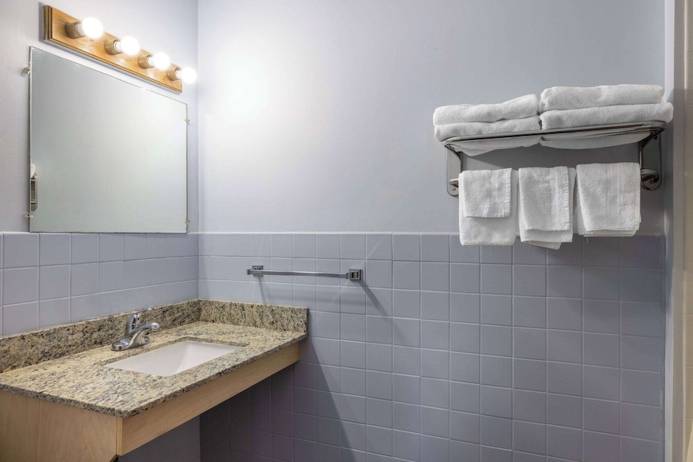 Travelodge by Wyndham Spirit Lake/Okoboji 50/53