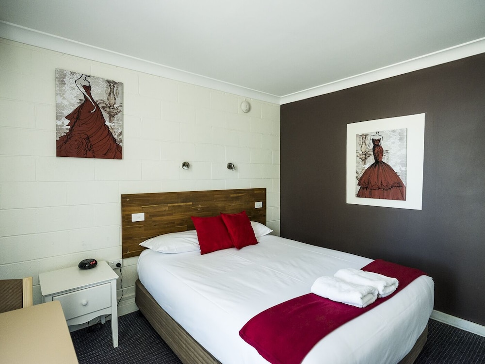 Plainsman Motel 13/63