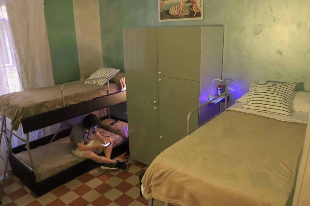 Roman Holidays Hostel 32/50