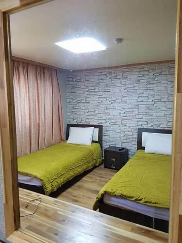 ROOM, TWIN BEDS