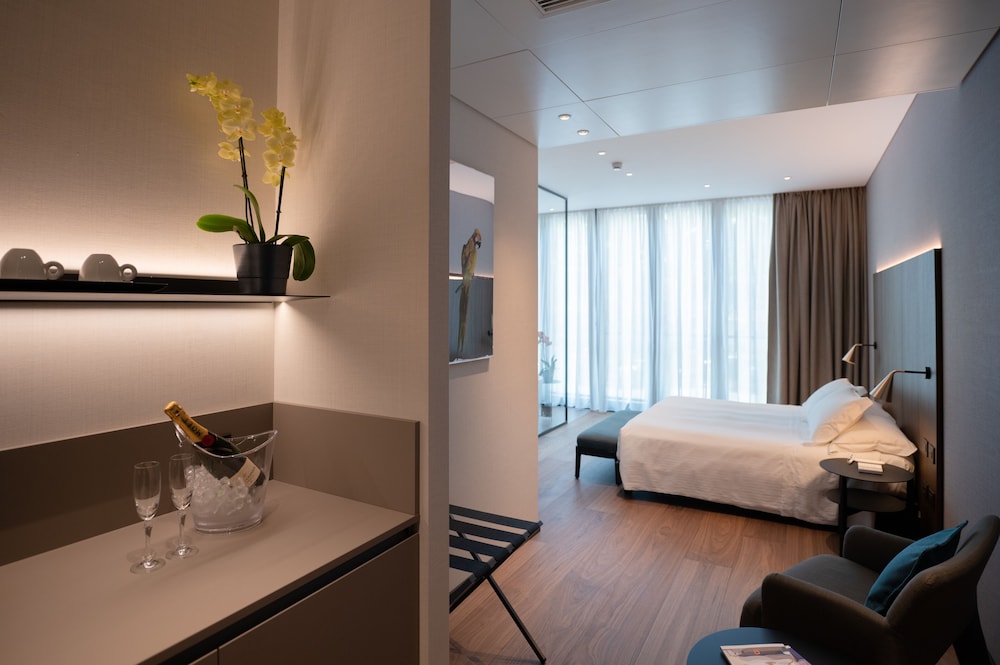 Duparc Contemporary Suites 71/73
