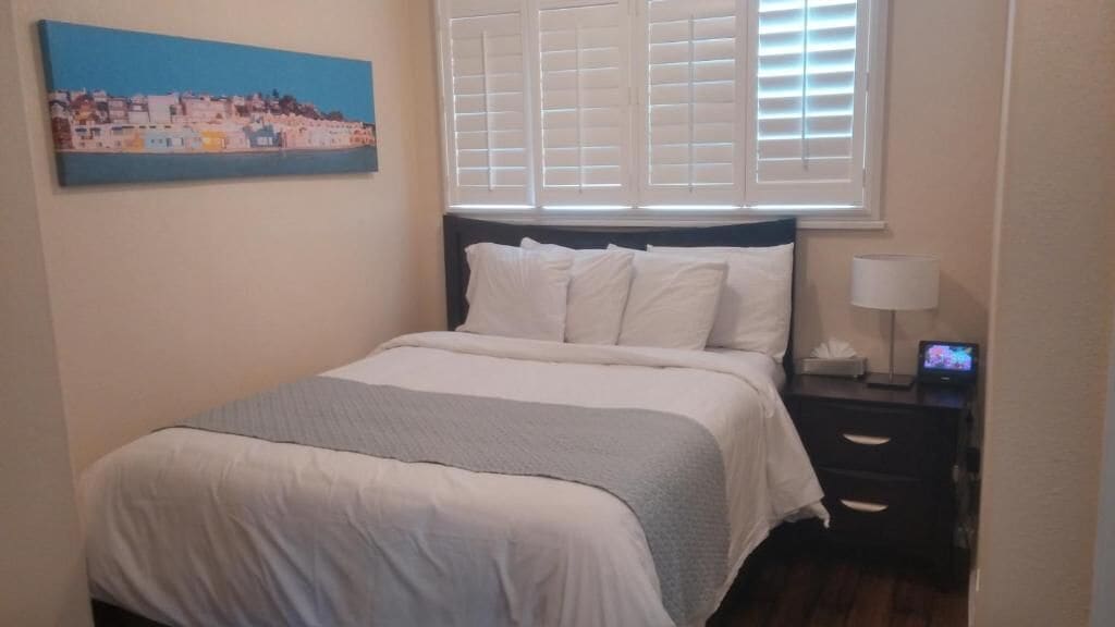 ADJOINING, HOUSE, QUEEN BED