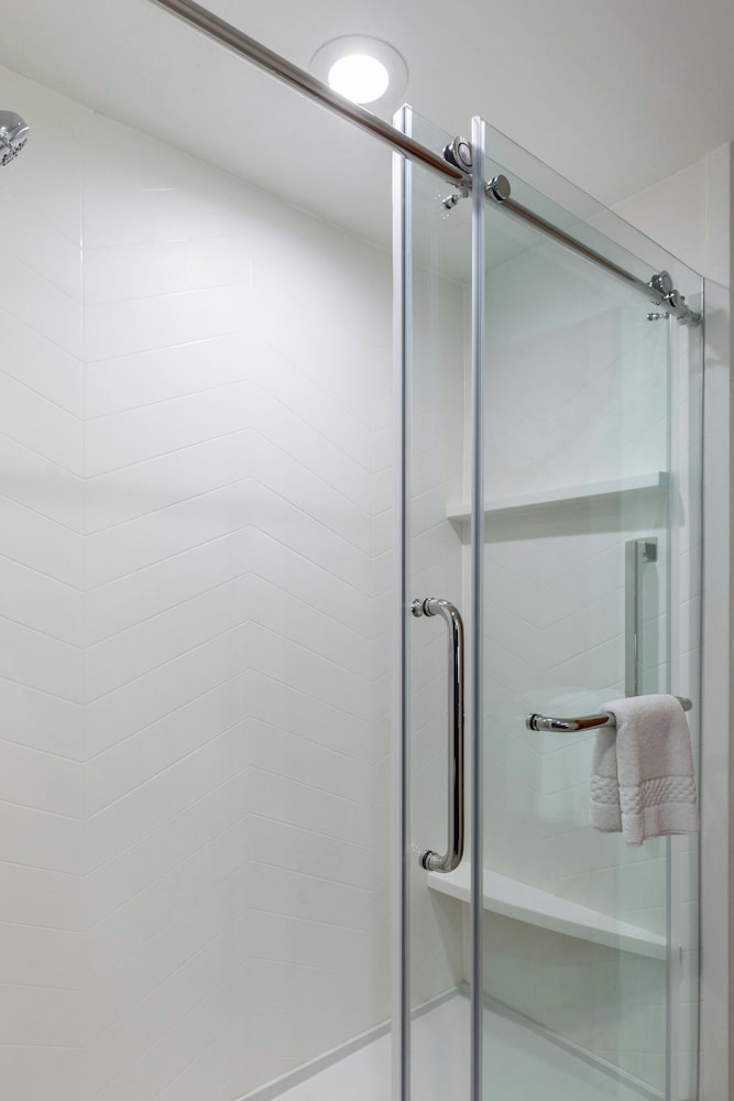 جناح بسرير كينج بغرفة نوم واحدة مع أريكة، Fairfield Inn & Suites By Marriott Atlanta Stonecrest 2/3