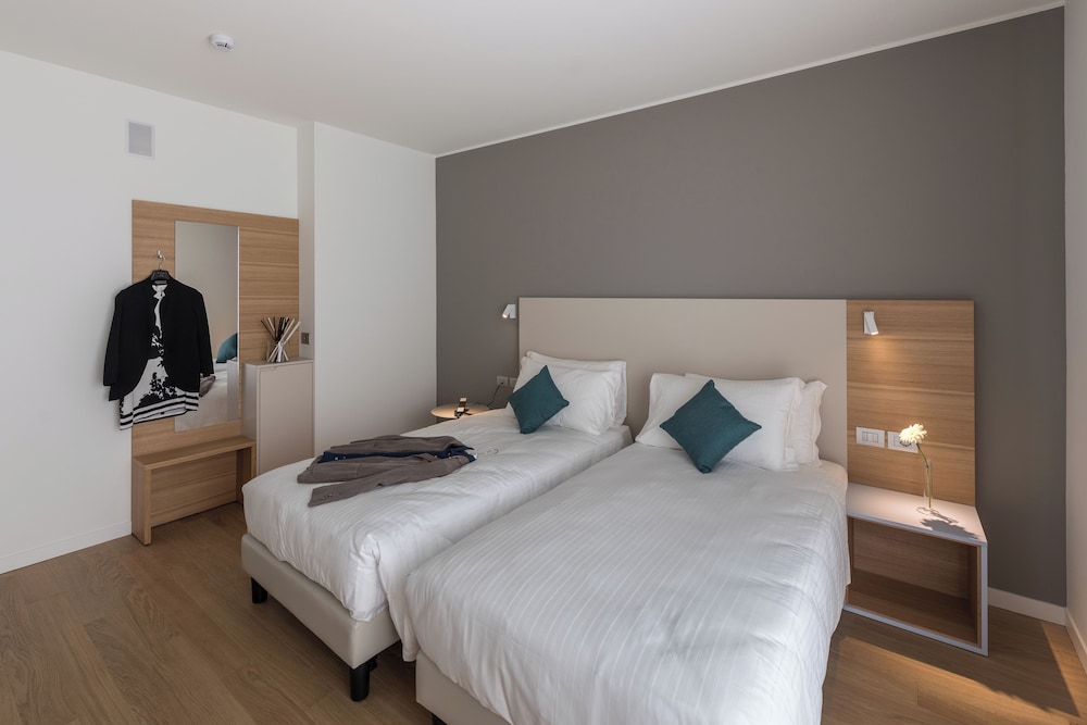 ROOM, TWIN BEDS