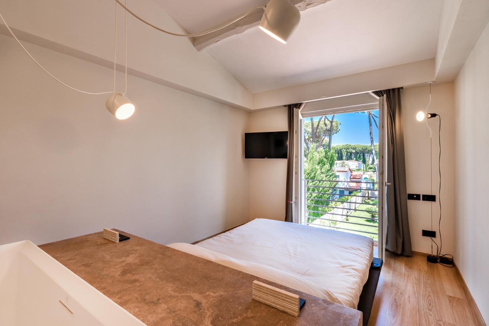 ROOM, DOUBLE BED, JETTED TUB