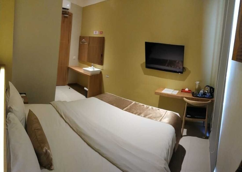 BUSINESS, QUEEN BED