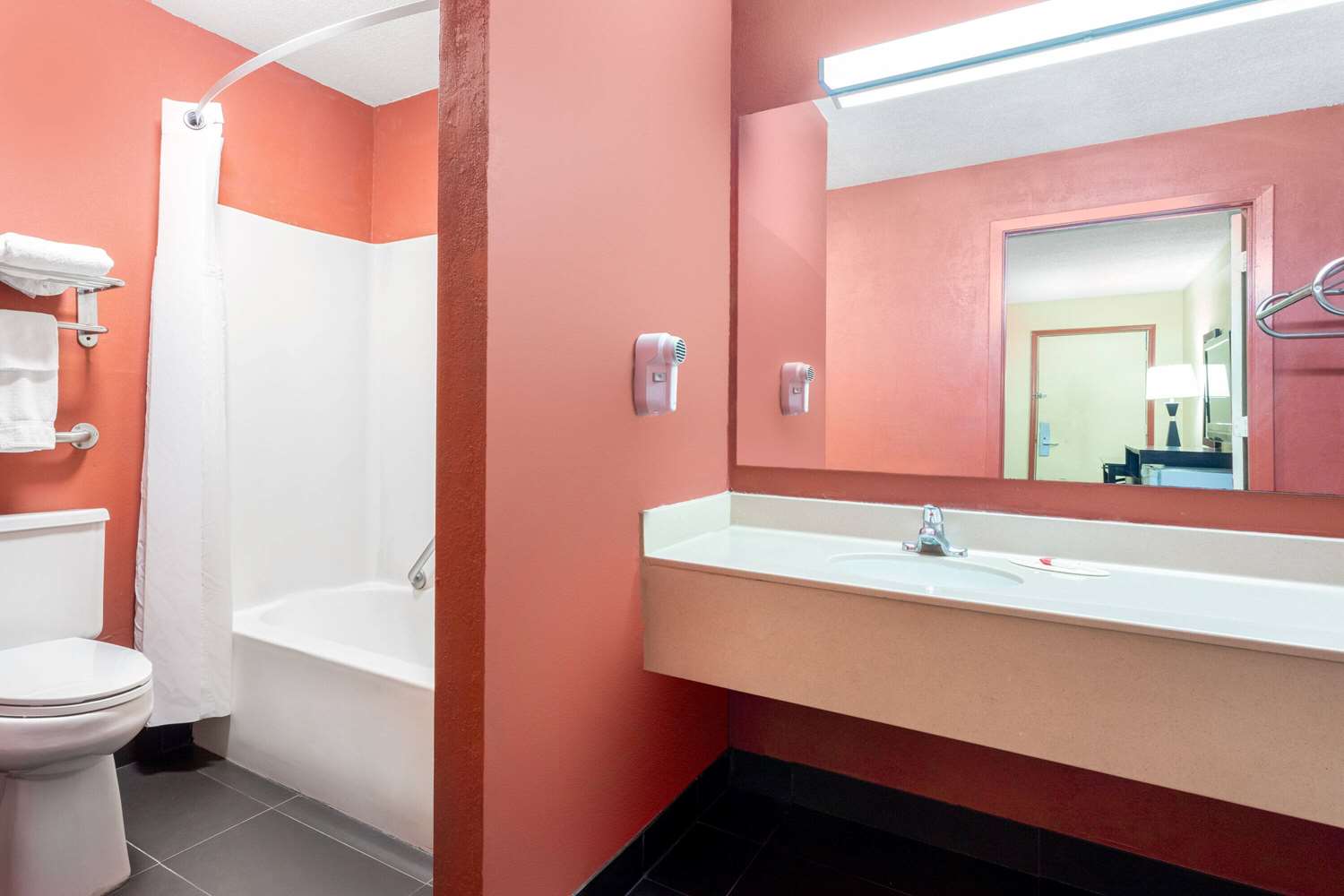 Travelodge by Wyndham Richmond IN 24/24