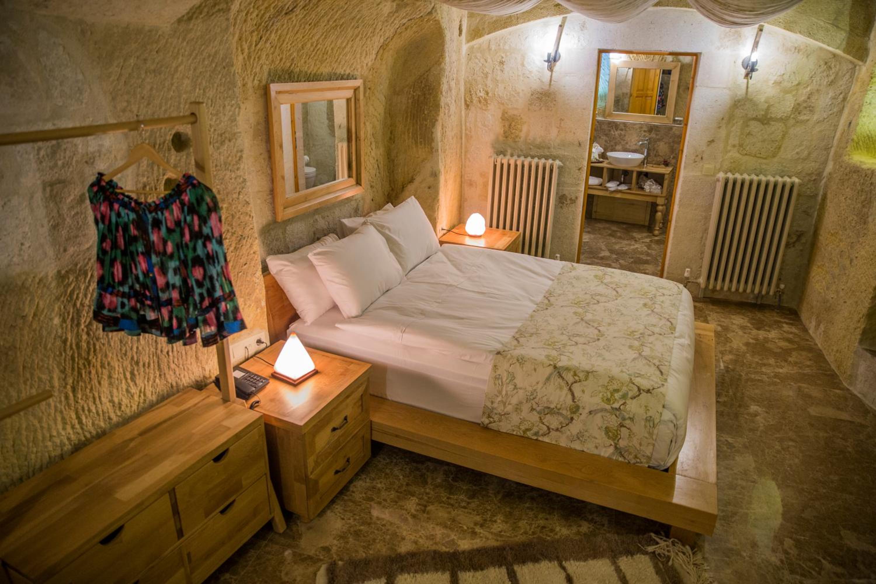 Cave, Suite, King Bed, Queen Bed