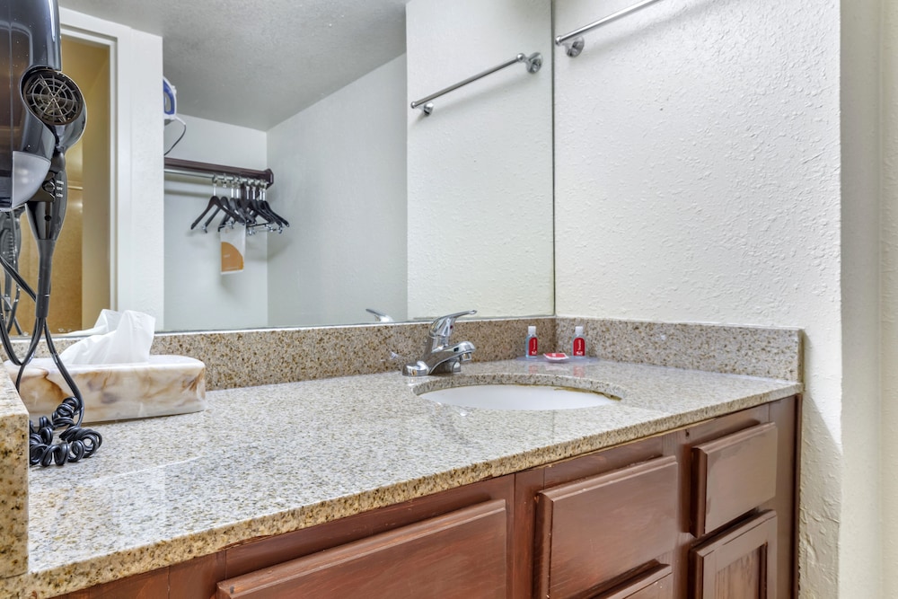 Rose City Inn And Suites 25/27