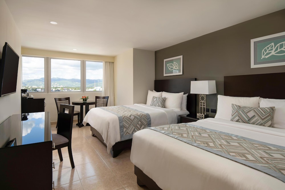 Plus, Deluxe, 2 Queen Beds