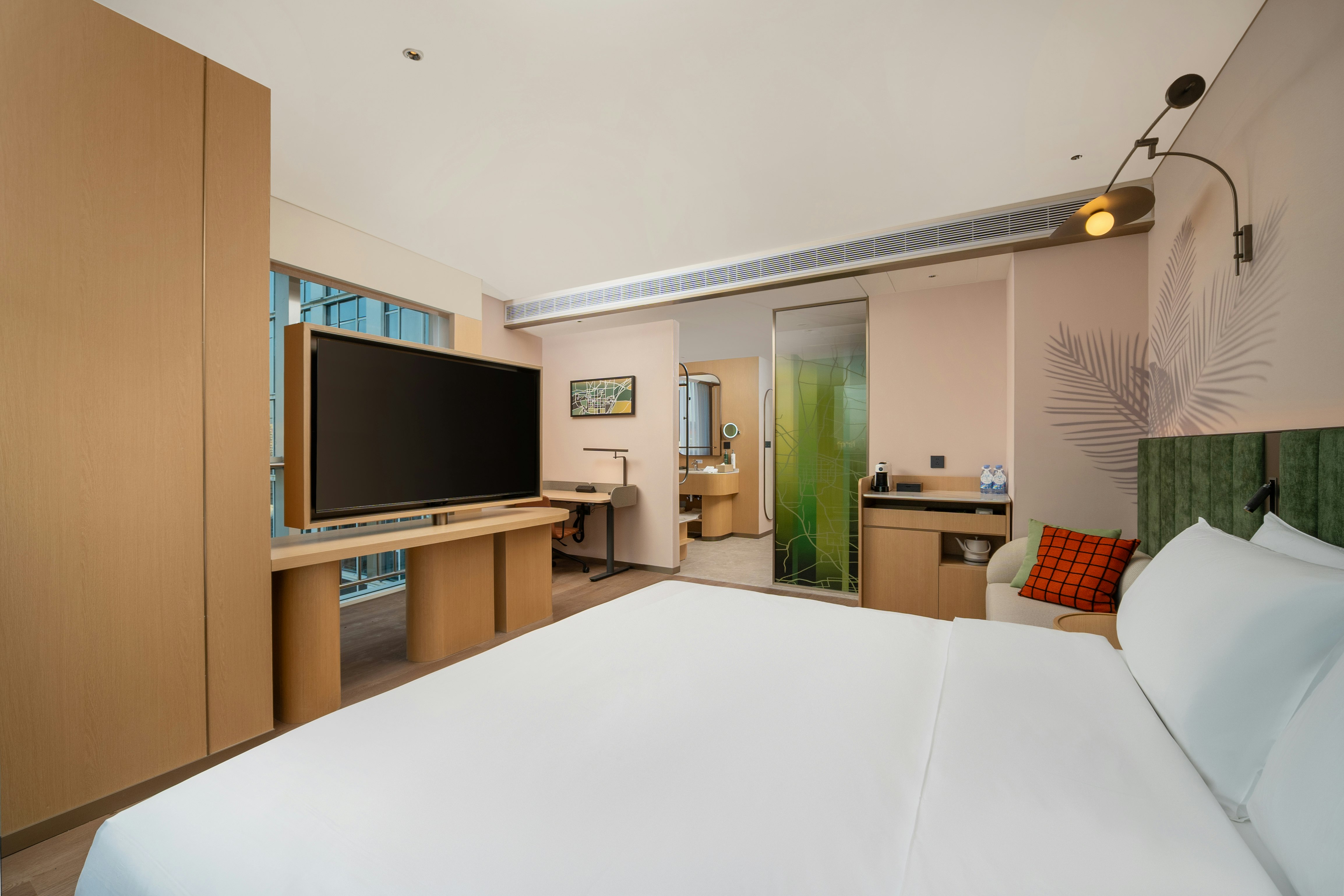 DELUXE, KING BED