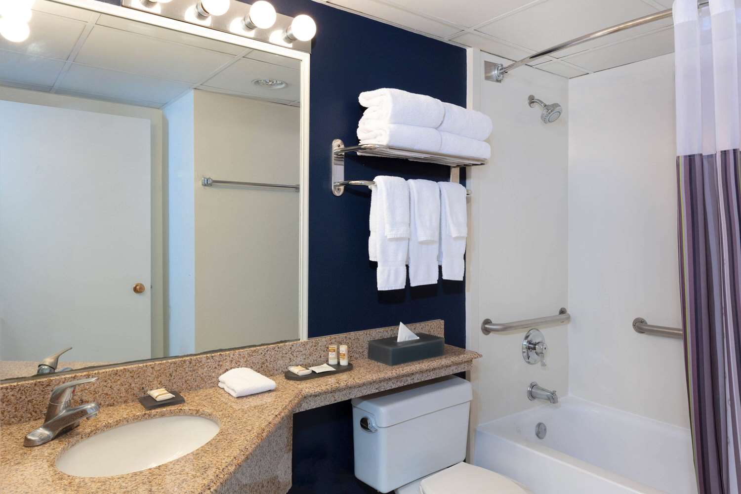 La Quinta Inn and Suites by Wyndham Secaucus Meadowlands 40/41