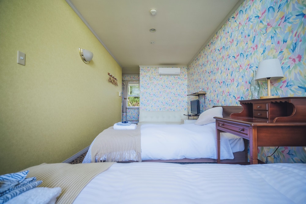DESIGN, TWIN BEDS, PARTIAL SEA VIEW