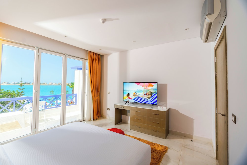 جناح تنفيذي بسرير كينج بإطلالة على البحر، M Hotels at Porto Marina 2/3