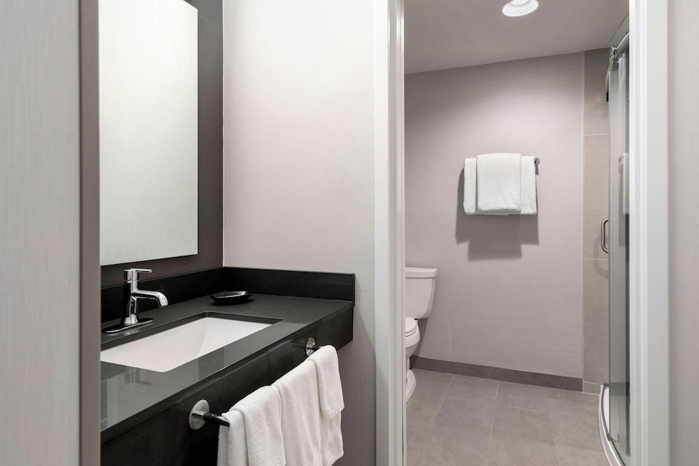 غرفة بسرير كينج مع أريكة، Courtyard Pittsburgh Airport 10/10