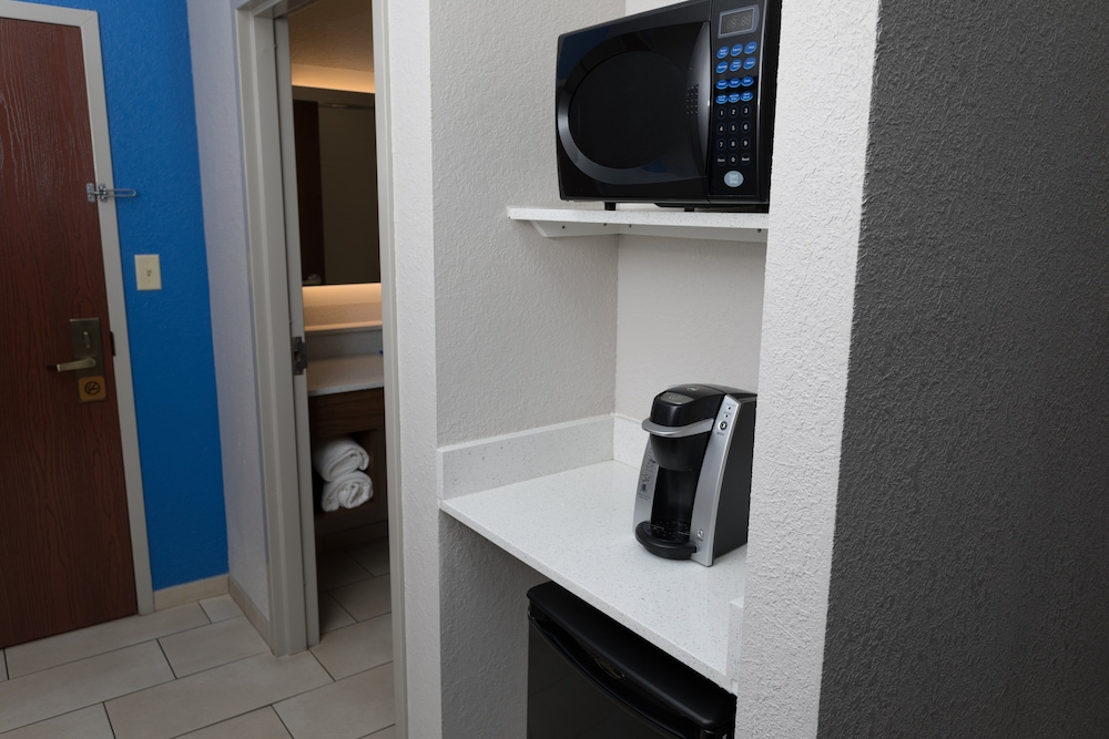 HOLIDAY INN EXPRESS HOTEL SUITES ATHENS 36/61
