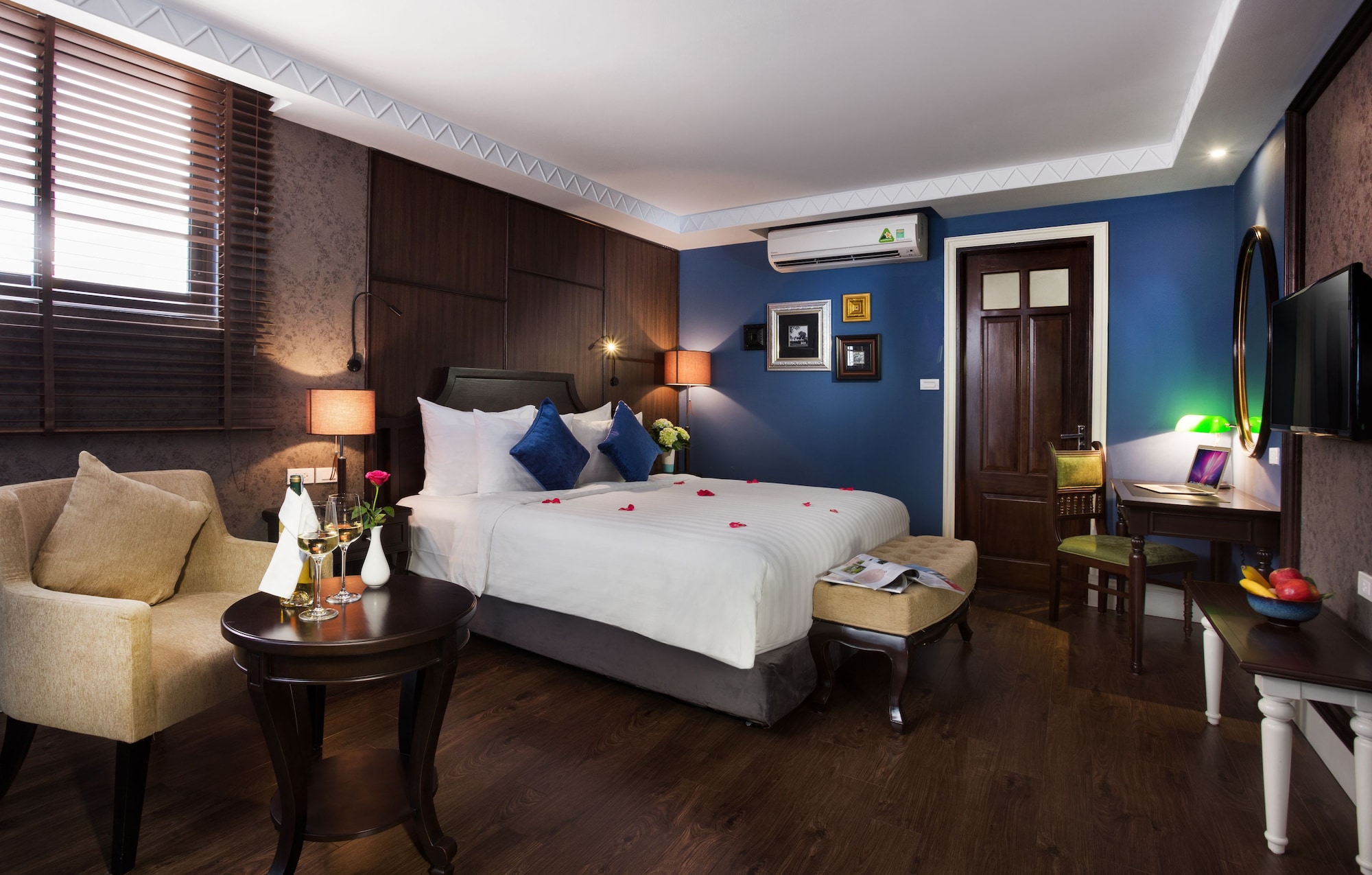 Collection, Suite, King Bed, Old Quadruple View