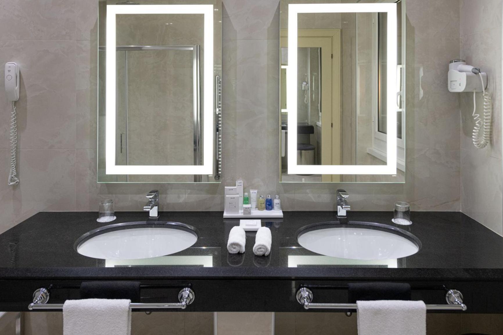 Presidential, Suite, King Bed, Square View, Terrace، Radisson Blu Ghr Hotel Rome 4/7