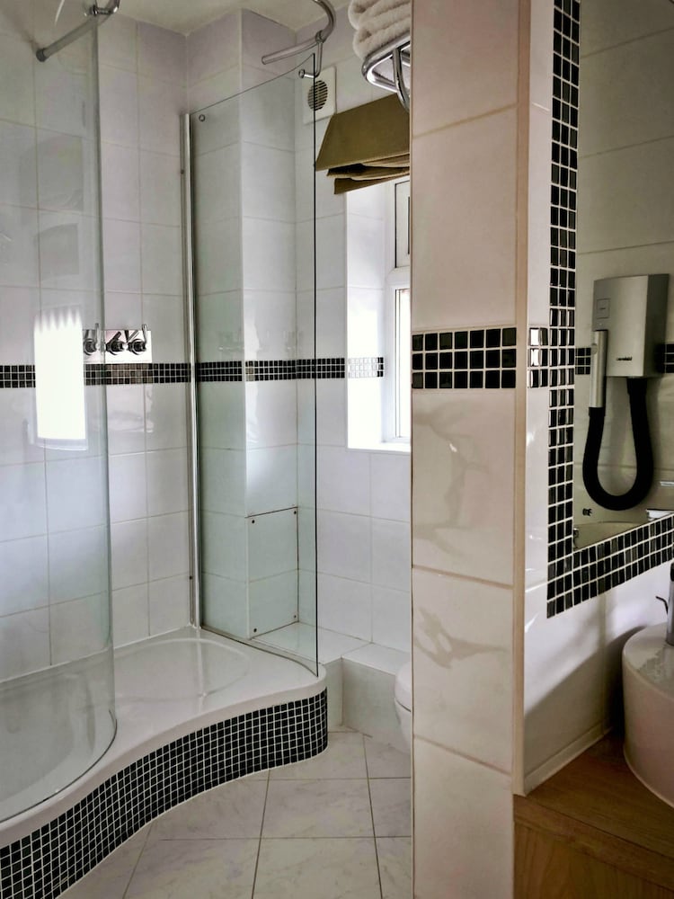 Antoinette Hotel Wimbledon 26/48