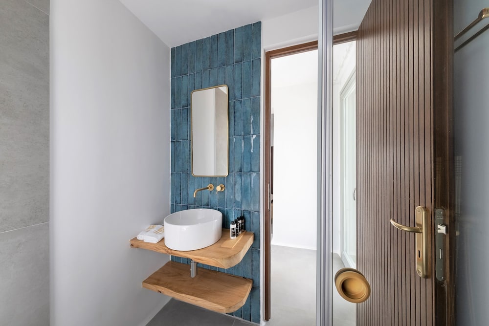 EXECUTIVE, SUITE, PRIVATE POOL, JETTED TUB