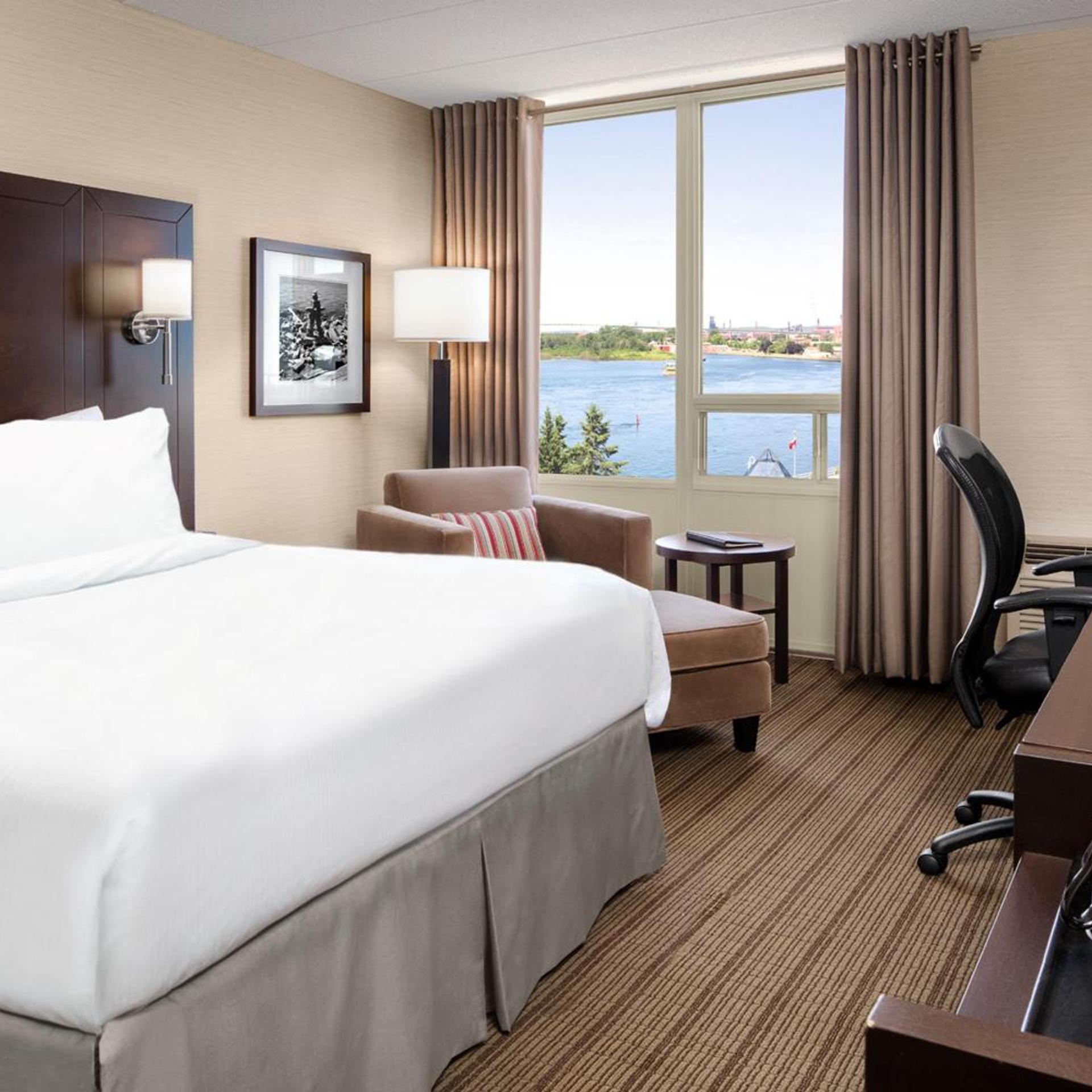 Premier, Queen Bed, Water View