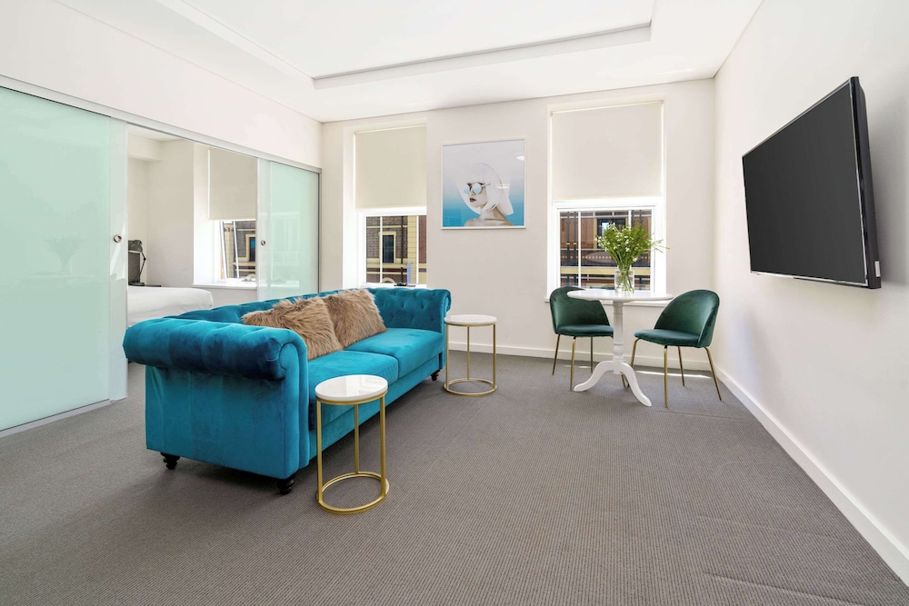 SUITE, QUEEN BED