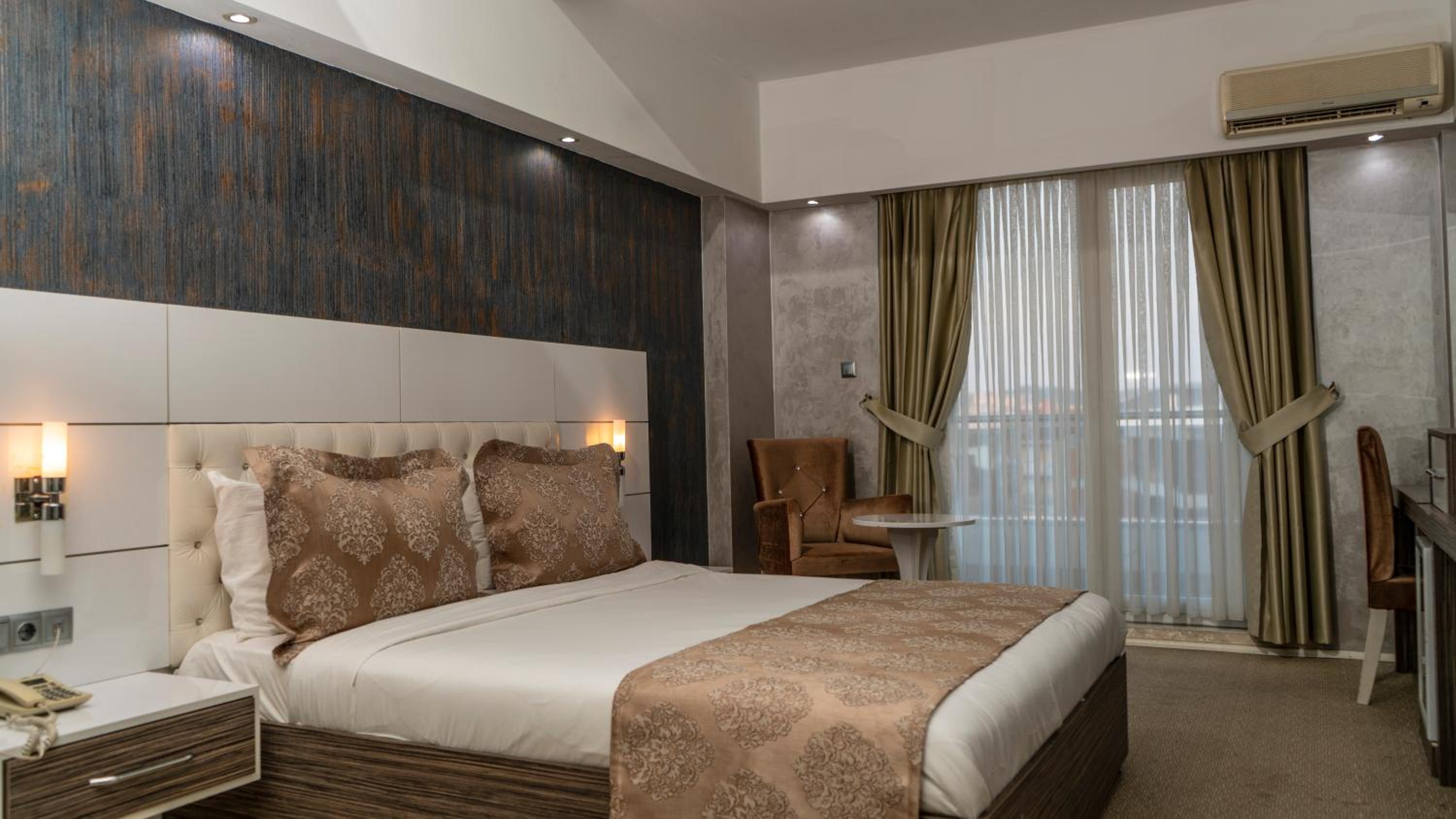 جناح سوبيريور، MOX Hotel 3/10
