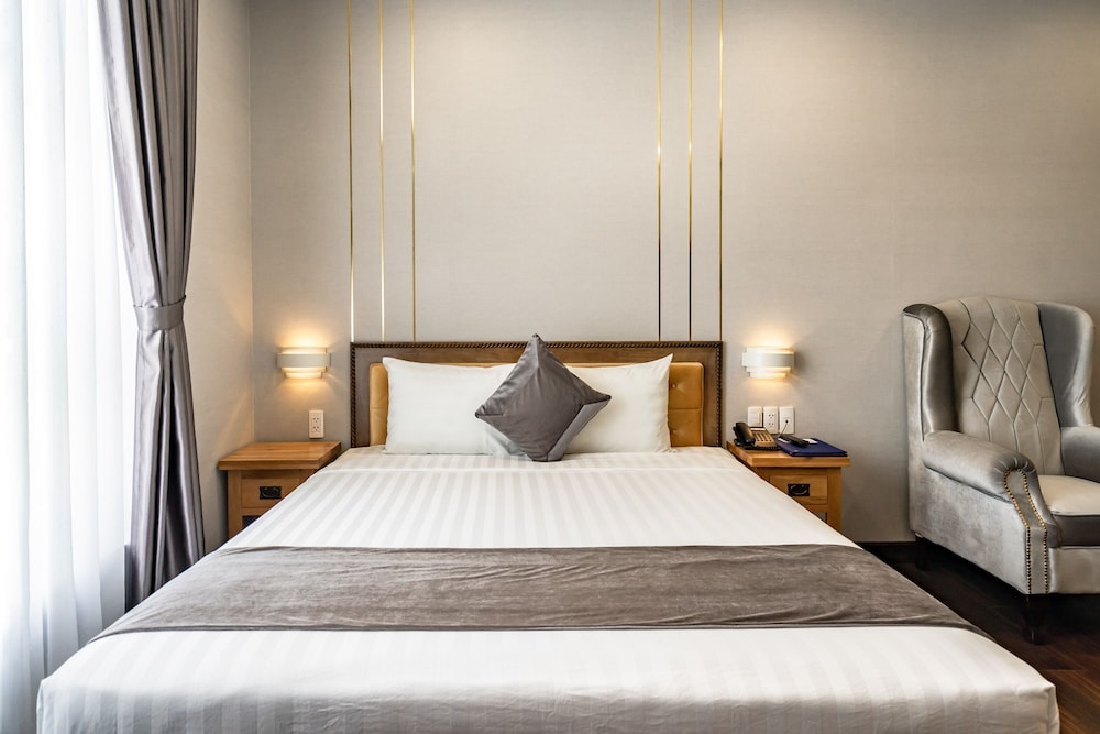 DELUXE, STUDIO, QUEEN BED, CITY VIEW
