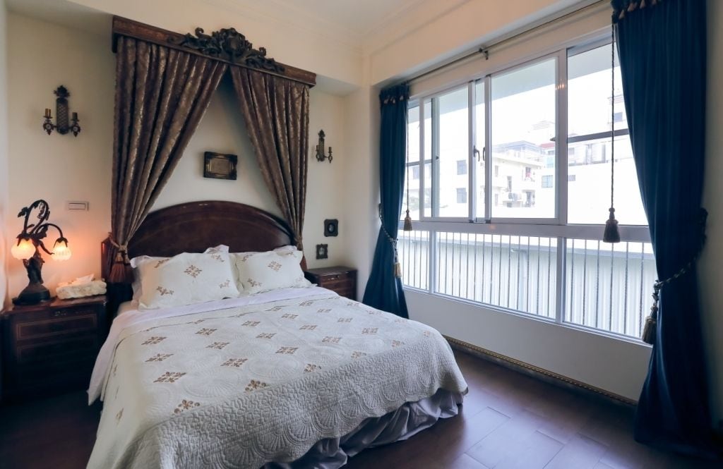 ROMANTIC, DOUBLE BED
