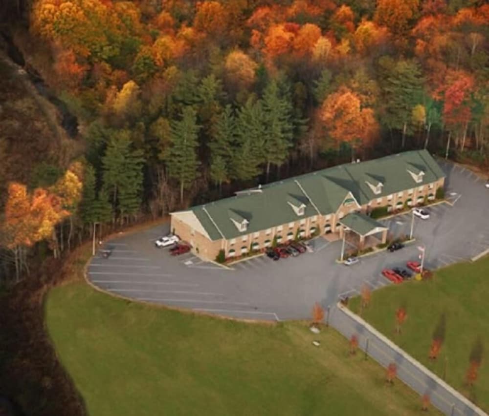 Mountain Inn & Suites Flat Rock 46/53