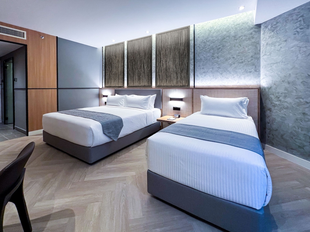 Plus, Deluxe, Triple, 1 Queen and 1 Single Bed
