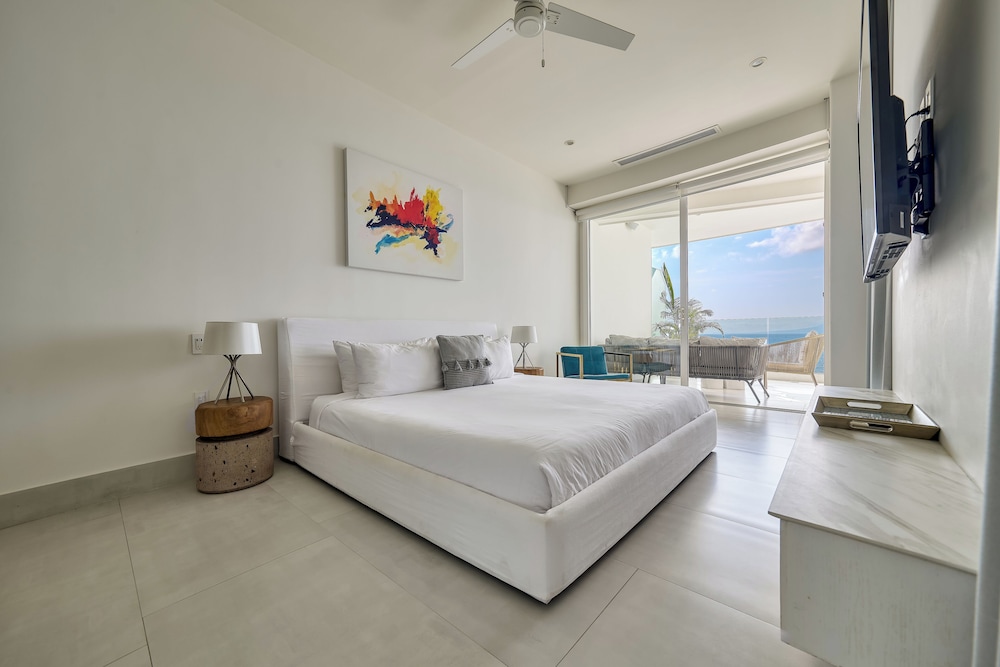 House, 1 King and 3 Queen Beds