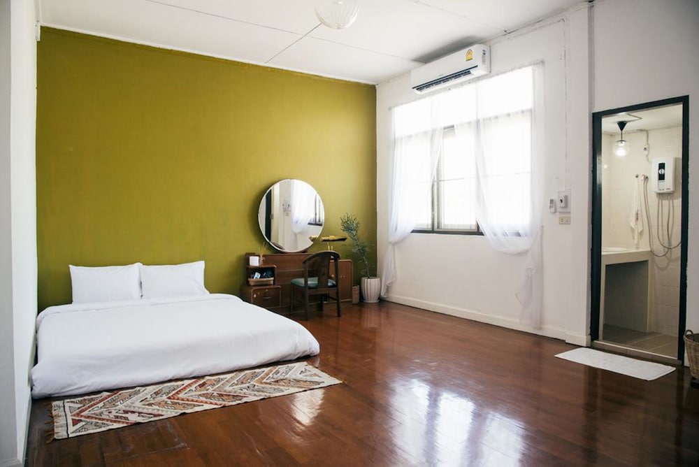 DELUXE, QUEEN BED