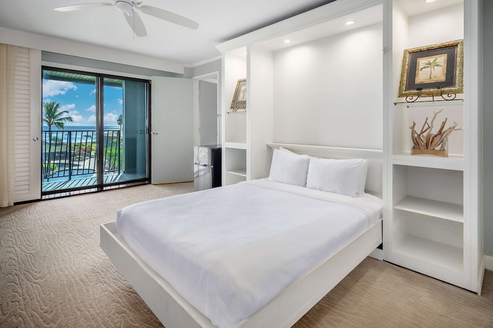 Renovated, Royal, Suite, 3 King Beds, Pool and Ocean View