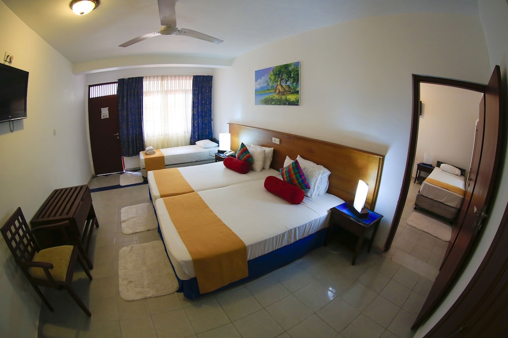 Catamaran Beach Hotel 6/30