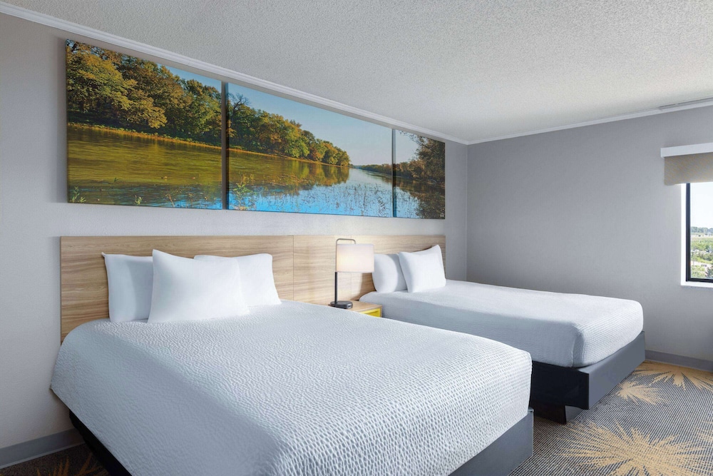 غرفة بسريرين كوين، Days Inn & Suites By Wyndham Kansas City South 5/7