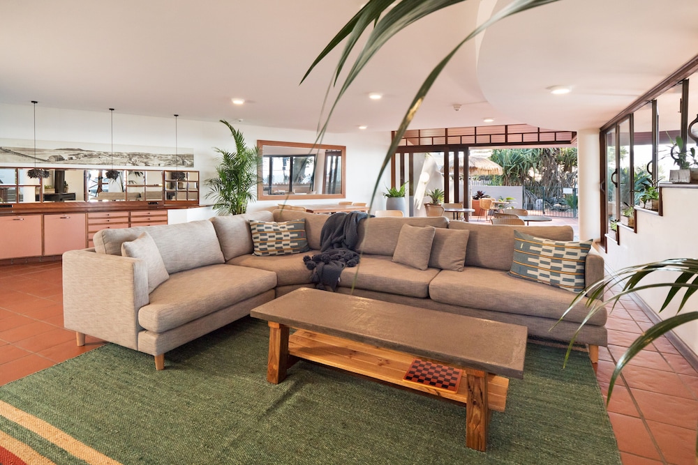 BEACH HOTEL RESORT 33/59