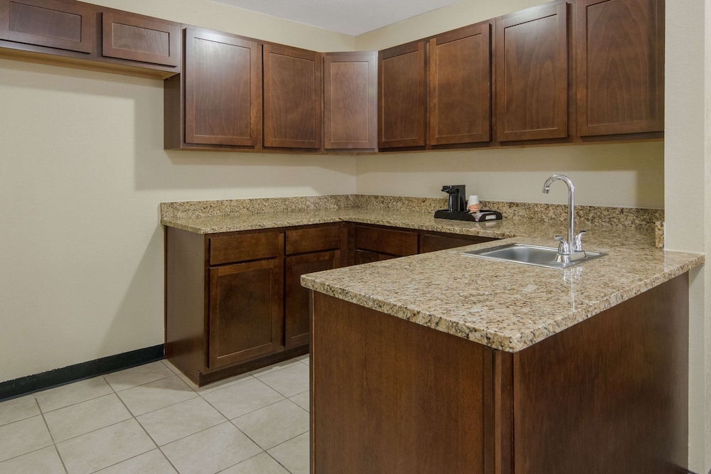 Quality Inn and Suites Roanoke Fort Worth North TX 7/46